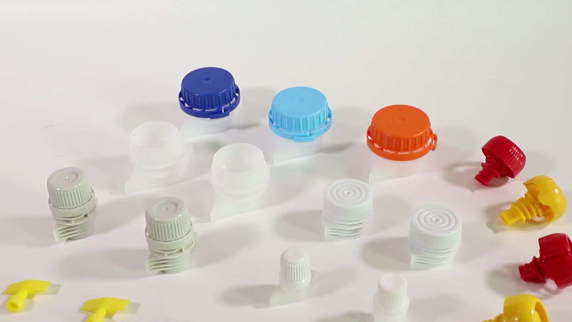 أغطية  بلاستيك بأنواع وأحجام مختلفة